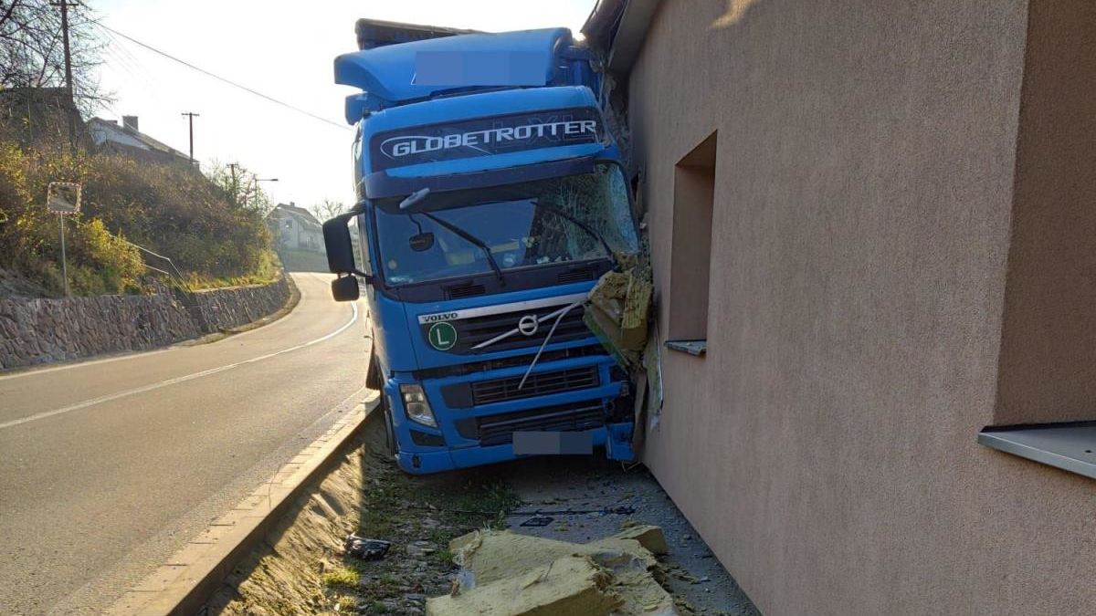 Řidič opřel kamion o rodinný dům. V šoku ho odvezli do nemocnice